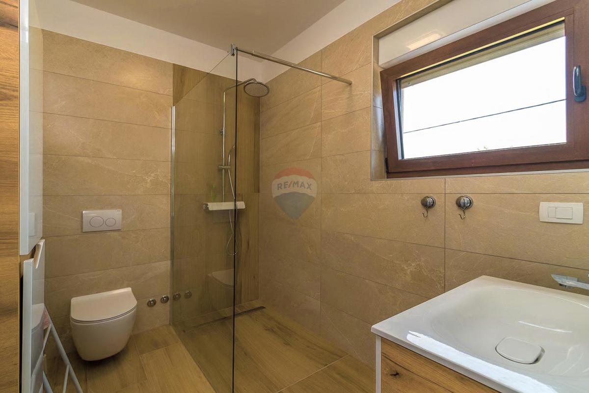 ISTRIA, SVETVINČENAT – Modern Semi-Detached House with Pool