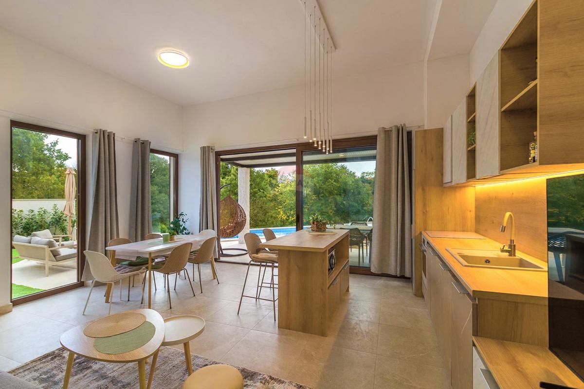 ISTRIA, SVETVINČENAT – Modern Semi-Detached House with Pool