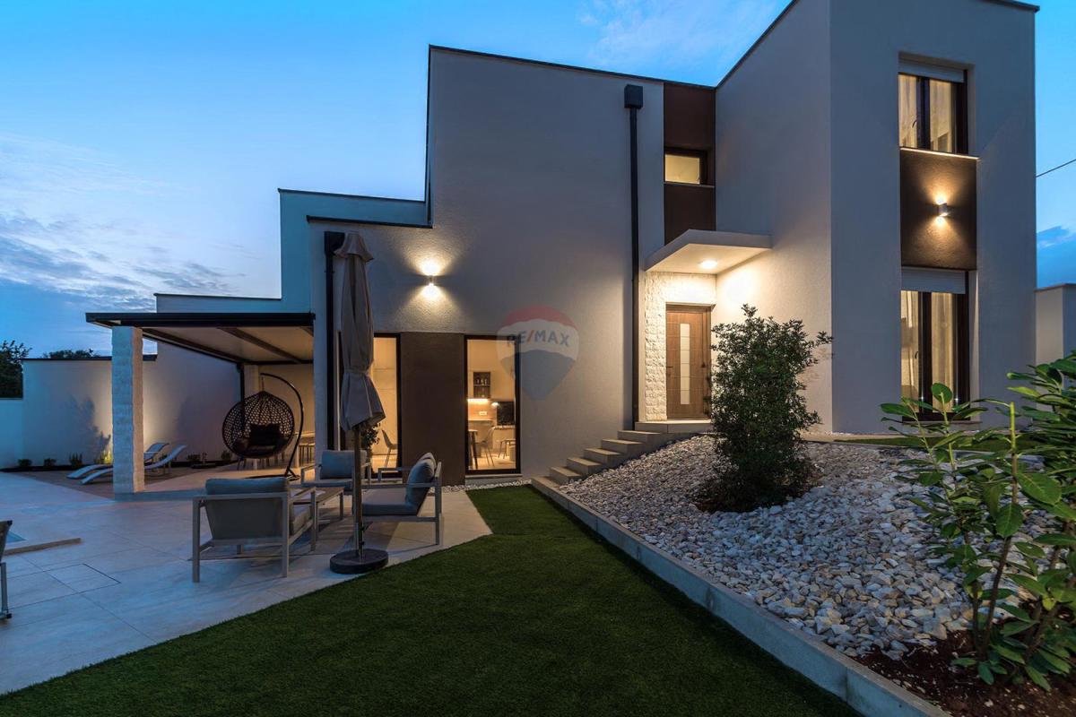 ISTRIA, SVETVINČENAT – Modern Semi-Detached House with Pool