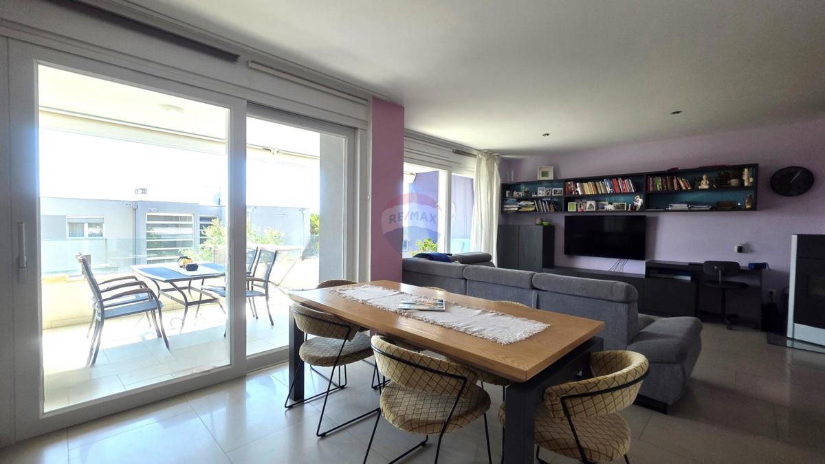  Istra, Novigrad – Prostorno družinsko stanovanje z razgledom na morje