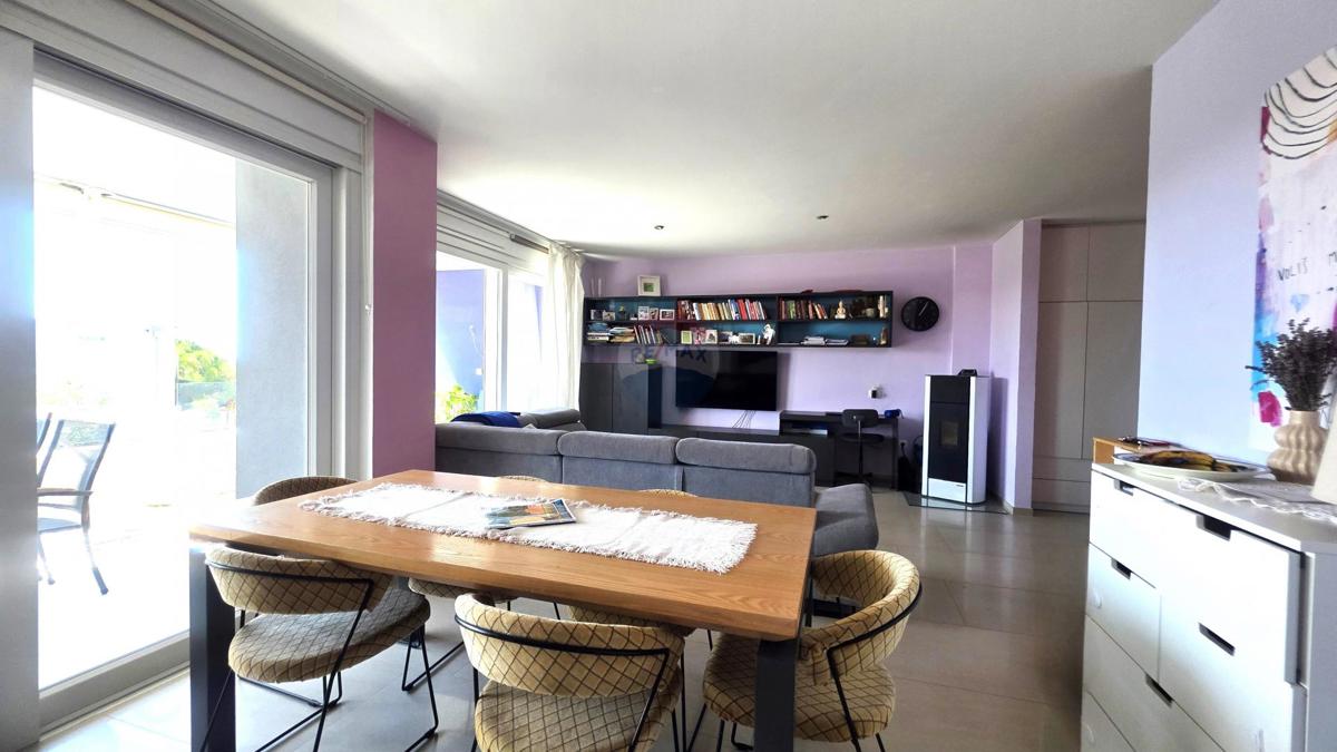  Istra, Novigrad – Prostorno družinsko stanovanje z razgledom na morje
