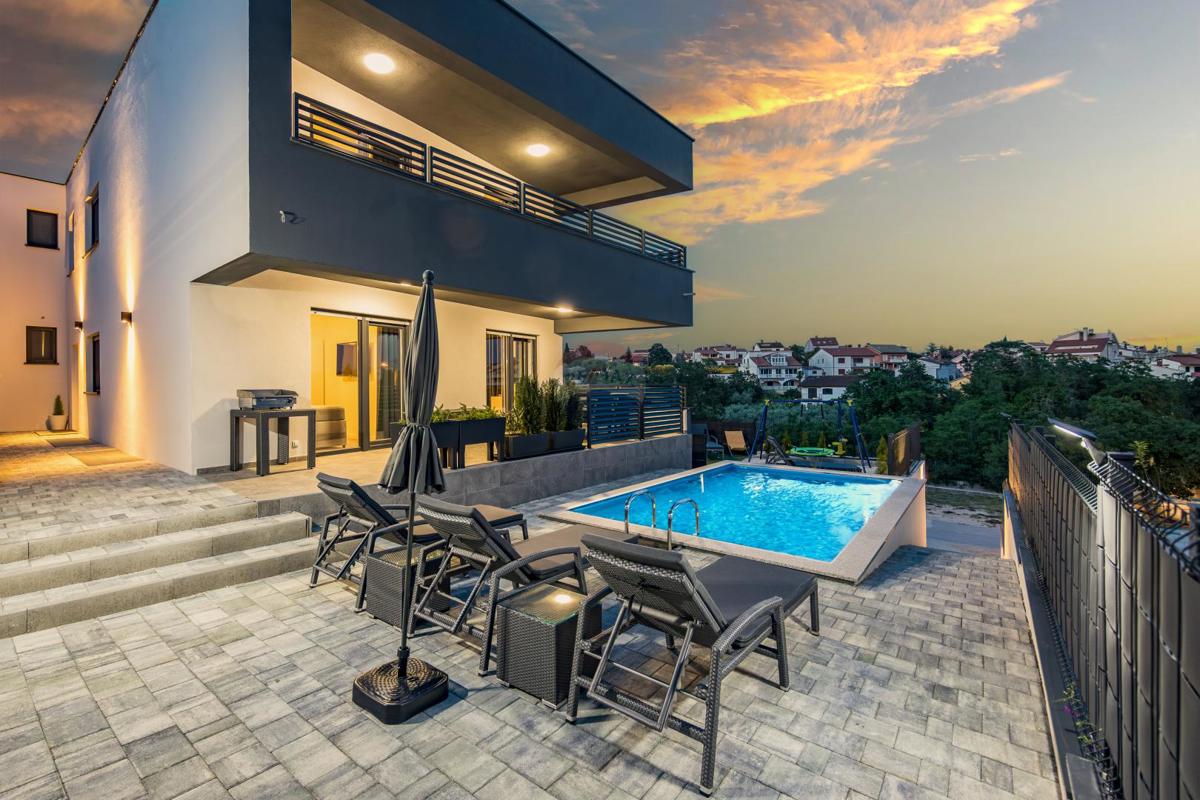 Istra, Medulin – Luksuzna vila s tremi apartmaji, 200 m do plaže – pogled na morje