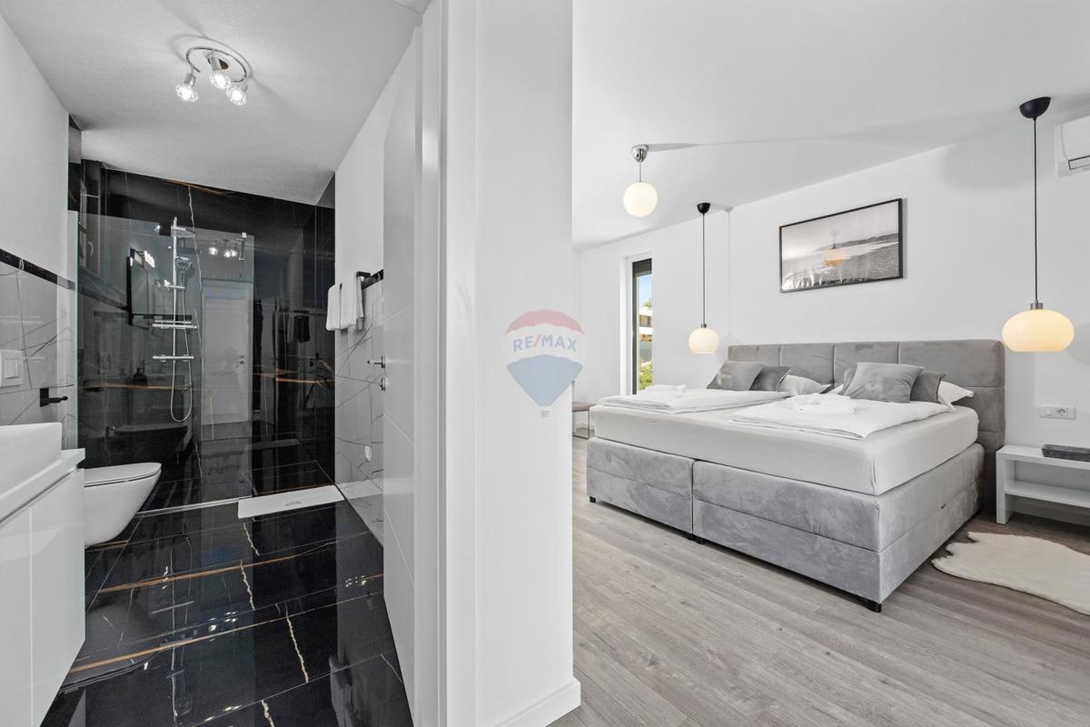 Istra, Medulin – Luksuzna vila s tremi apartmaji, 200 m do plaže – pogled na morje
