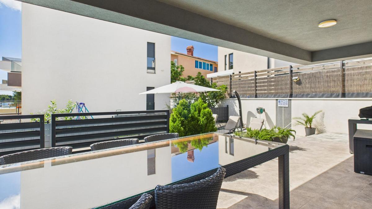 Istra, Medulin – Luksuzna vila s tremi apartmaji, 200 m do plaže – pogled na morje