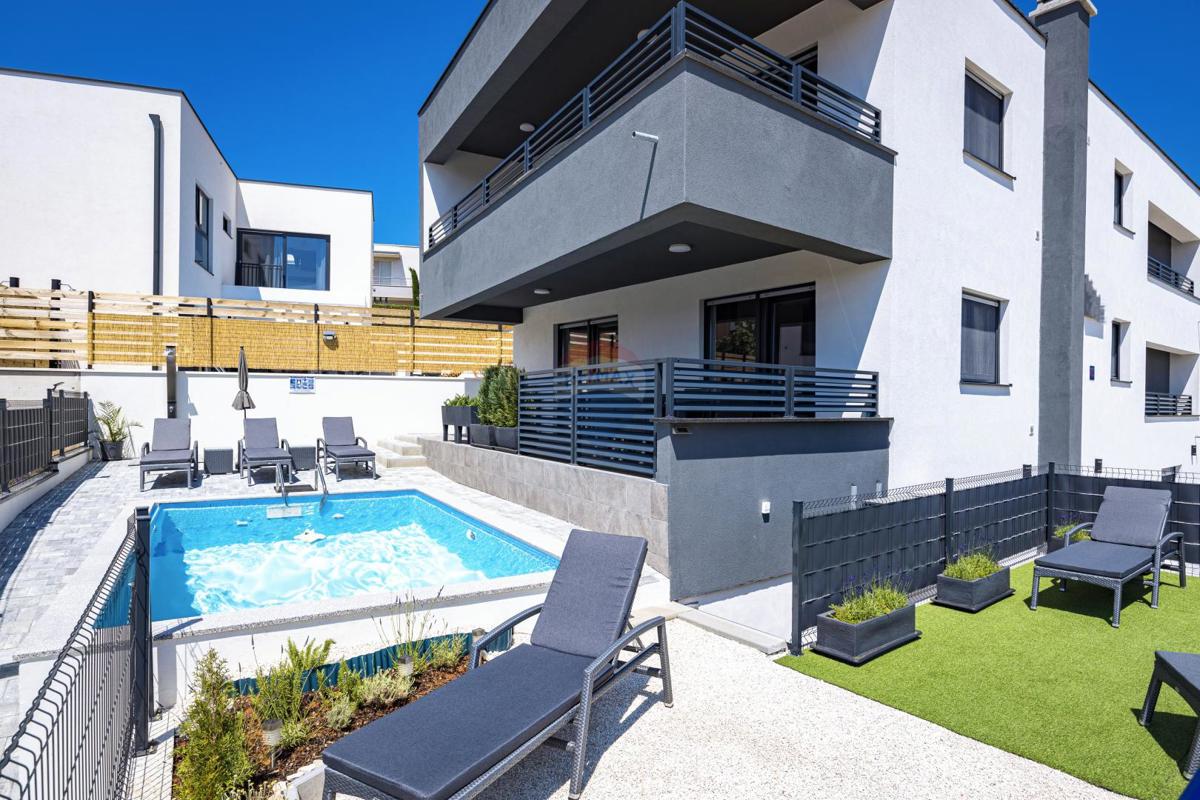 Istra, Medulin – Luksuzna vila s tremi apartmaji, 200 m do plaže – pogled na morje