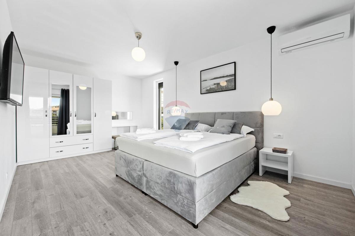 Istra, Medulin – Luksuzna vila s tremi apartmaji, 200 m do plaže – pogled na morje