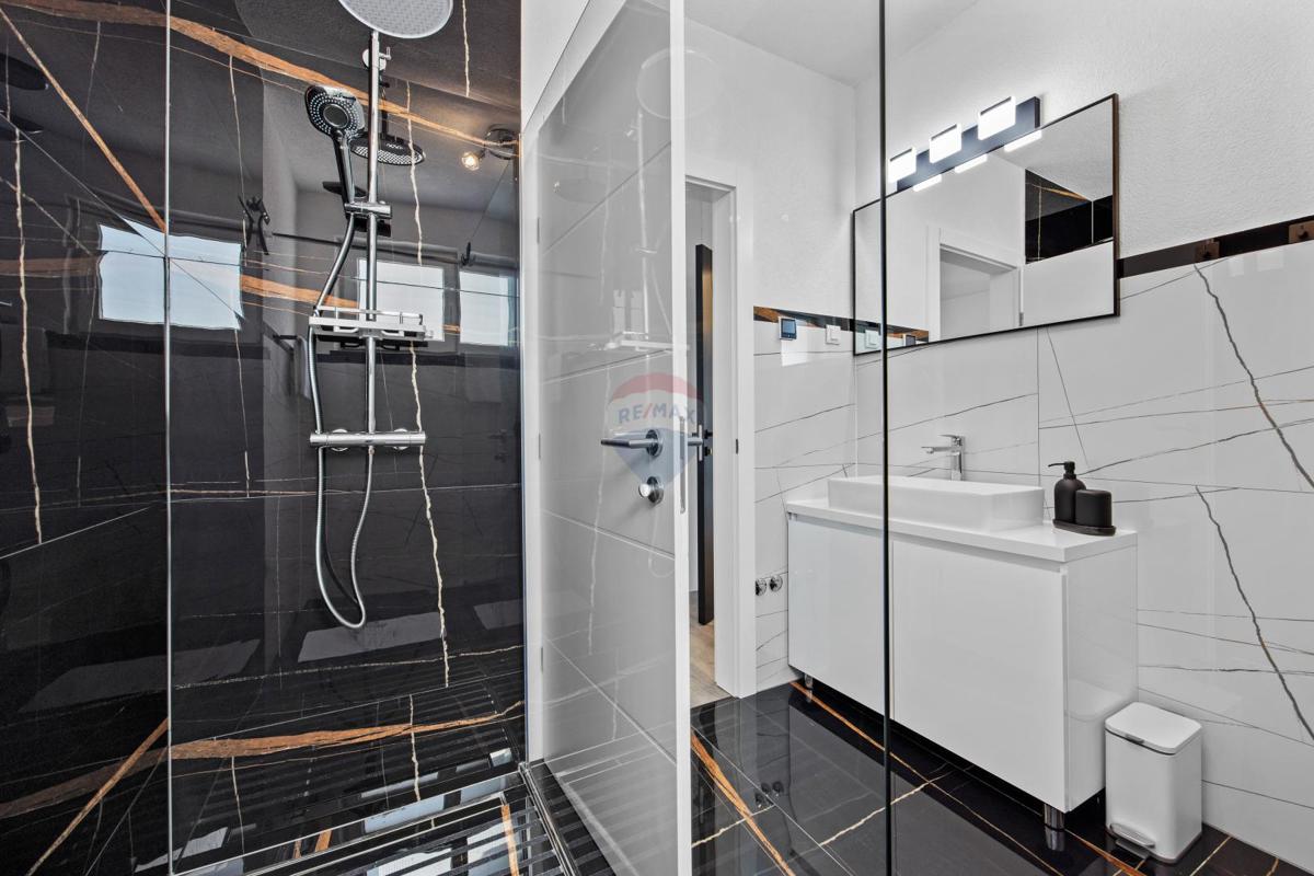 Istra, Medulin – Luksuzna vila s tremi apartmaji, 200 m do plaže – pogled na morje