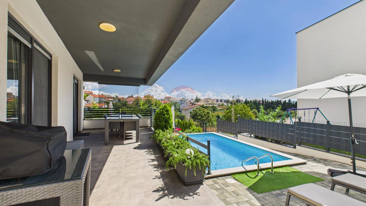 Istra, Medulin – Luksuzna vila s tremi apartmaji, 200 m do plaže – pogled na morje