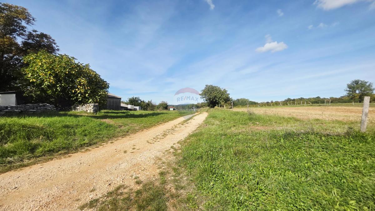 Stavbno zemljišče Oprtalj, 453m2