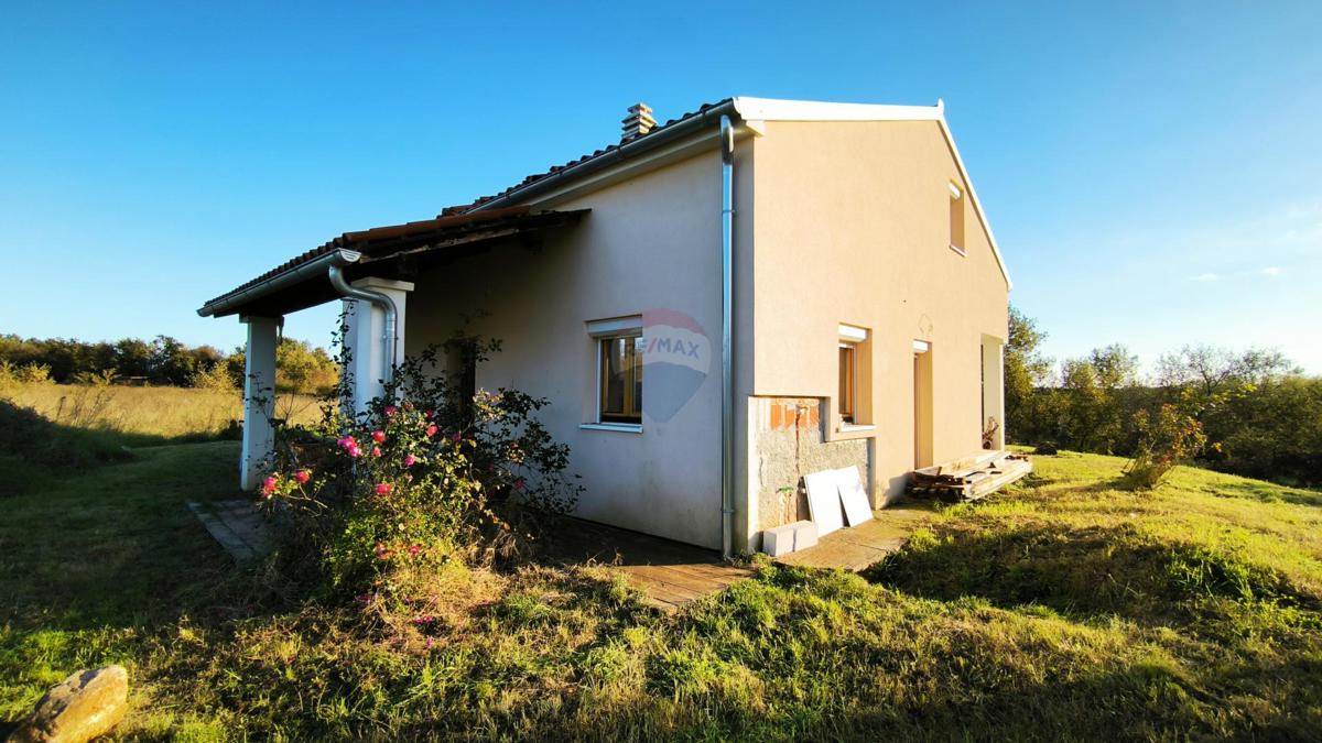 Istra, Marčana, samostojna novogradnja hiša, lepo dvorišče