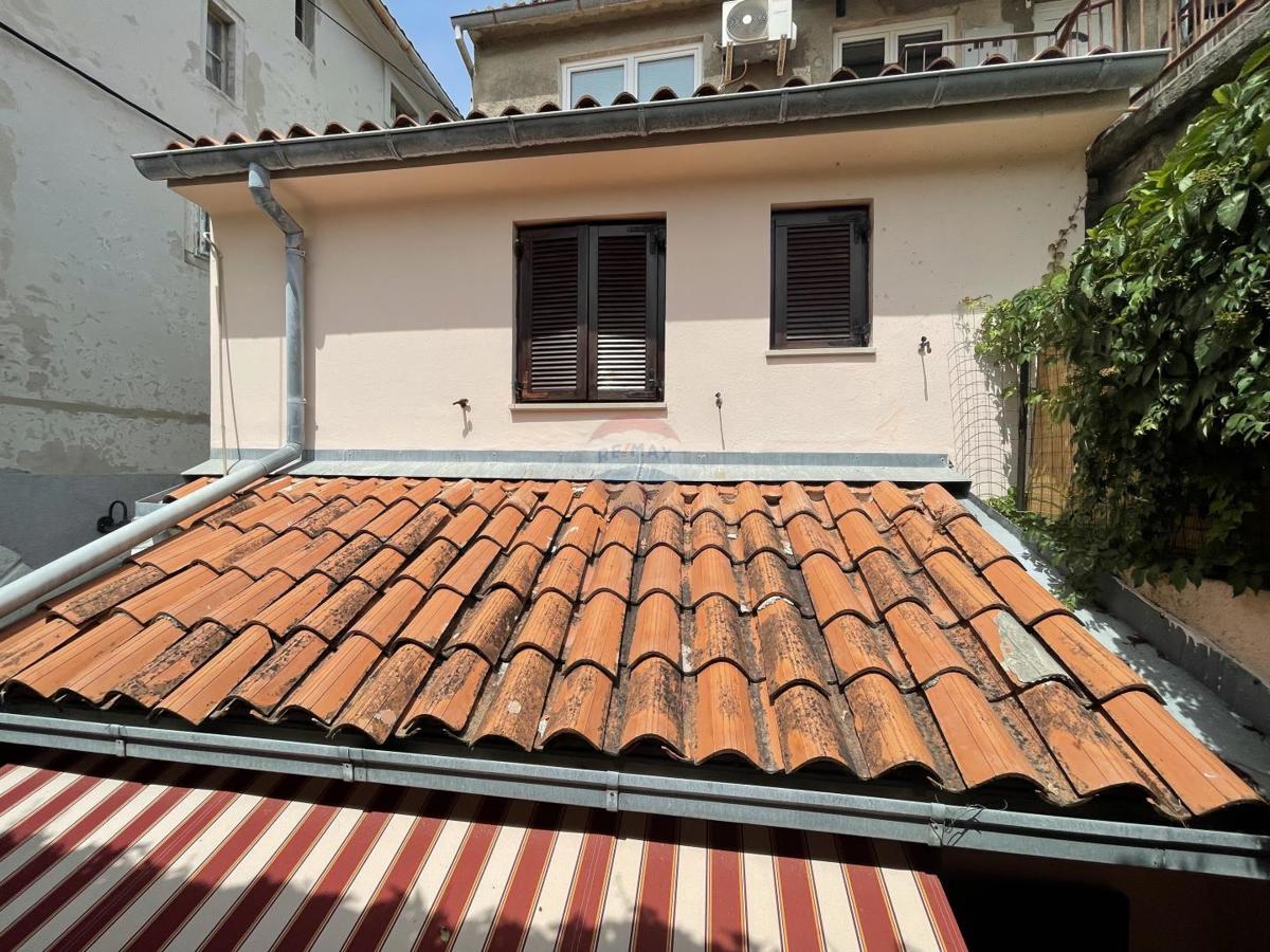 MESTO KRK, stanovanjska stavba s 7 garsonjerami, 50 m od morja