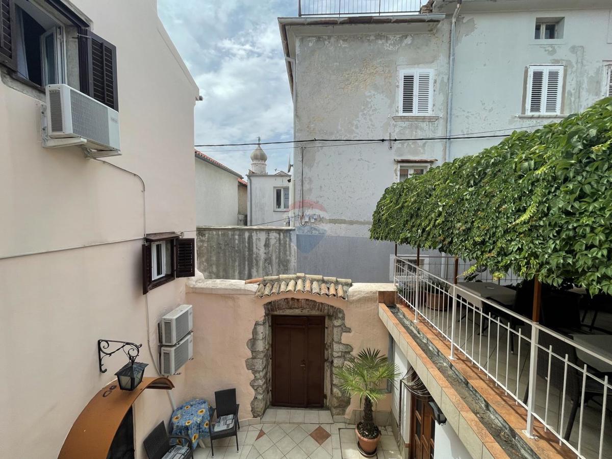MESTO KRK, stanovanjska stavba s 7 garsonjerami, 50 m od morja