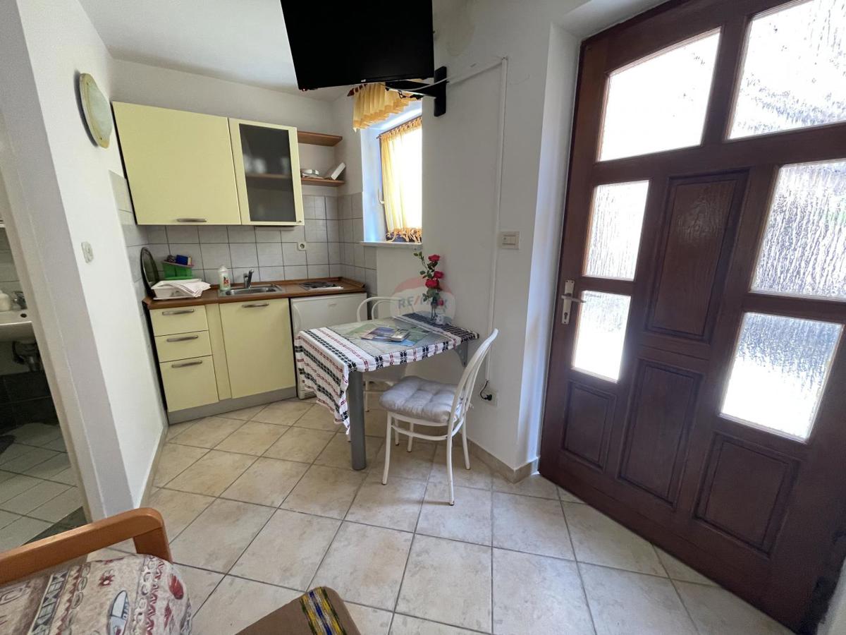 MESTO KRK, stanovanjska stavba s 7 garsonjerami, 50 m od morja