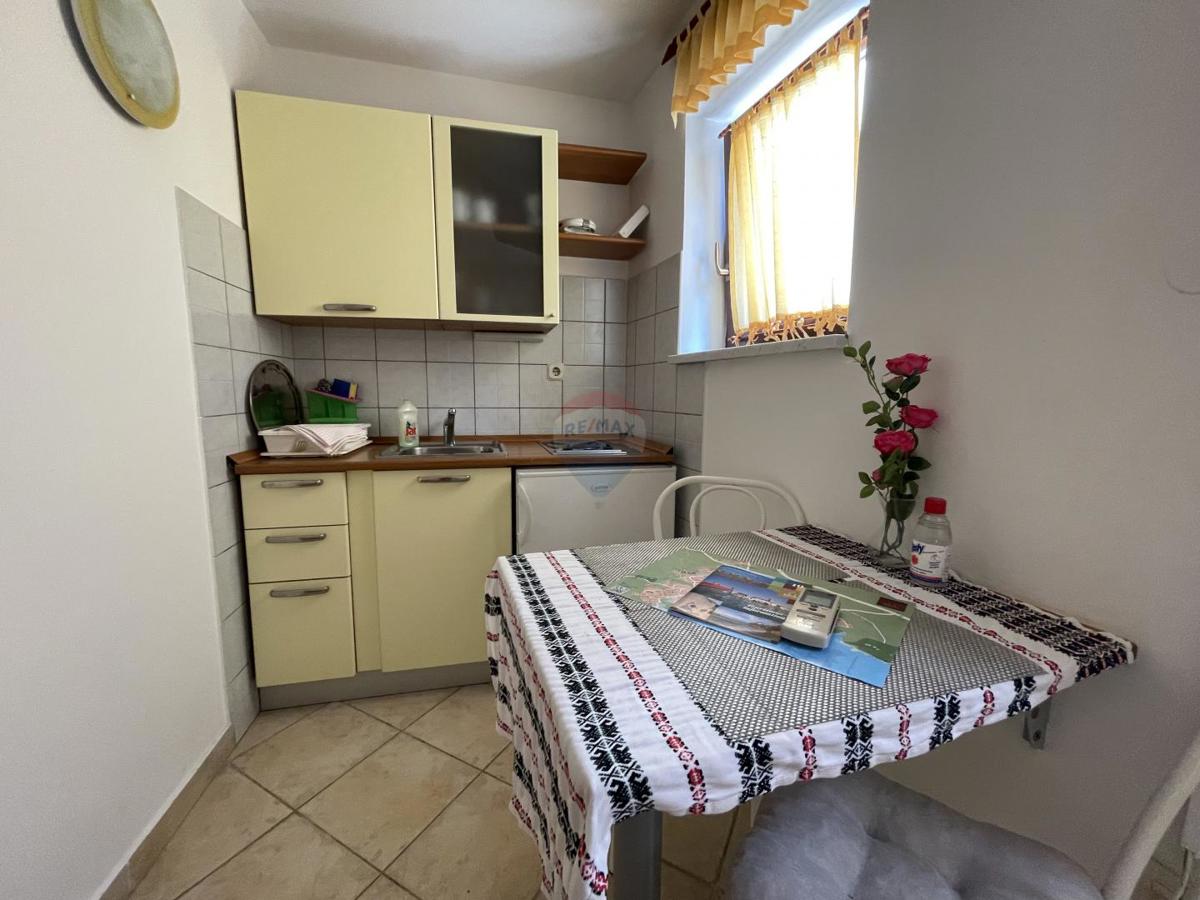 MESTO KRK, stanovanjska stavba s 7 garsonjerami, 50 m od morja