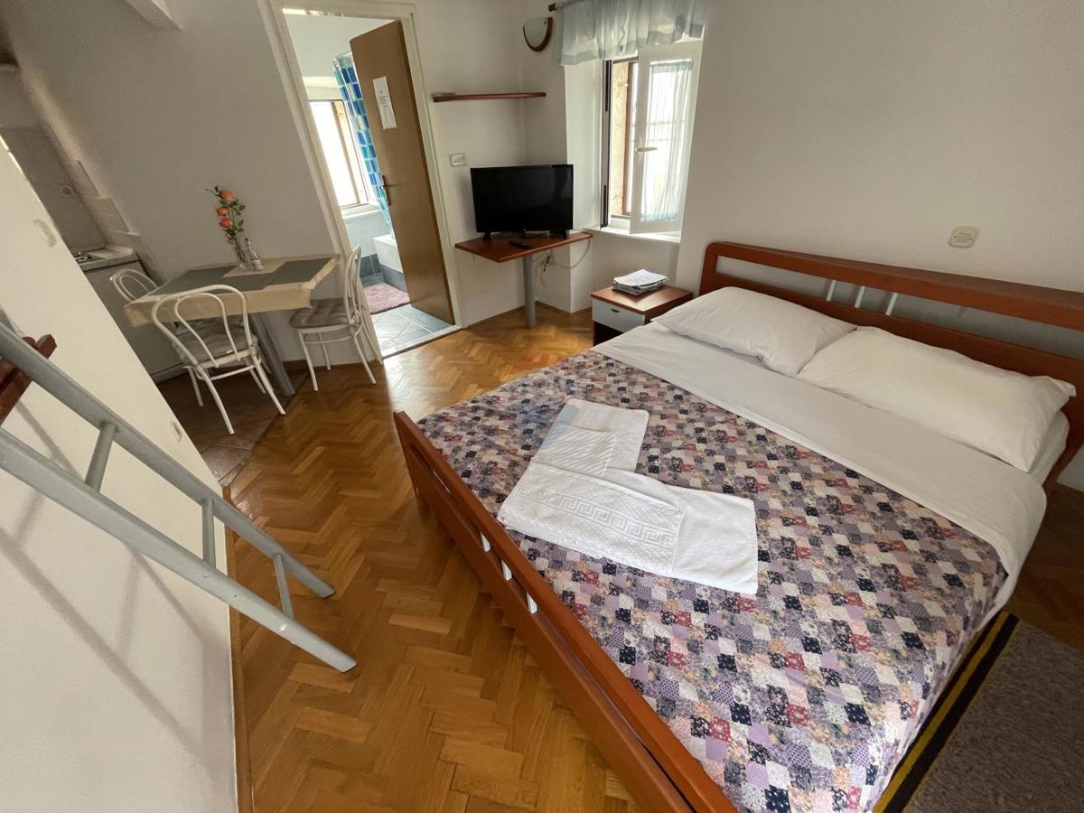 MESTO KRK, stanovanjska stavba s 7 garsonjerami, 50 m od morja