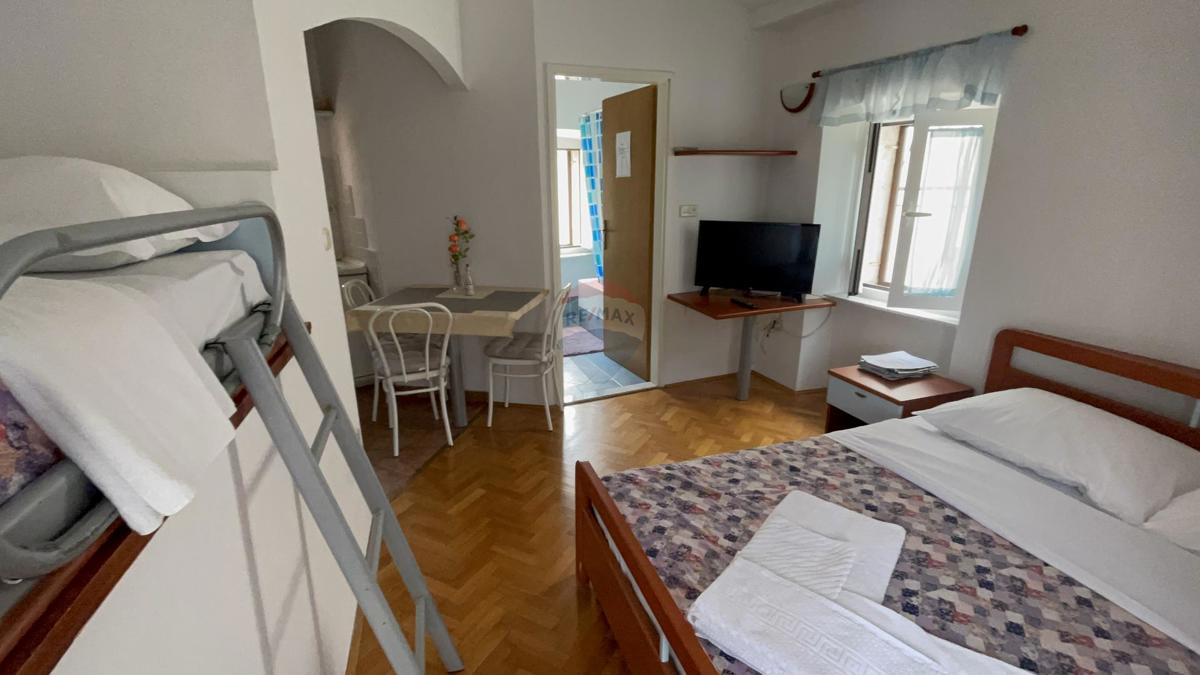 MESTO KRK, stanovanjska stavba s 7 garsonjerami, 50 m od morja