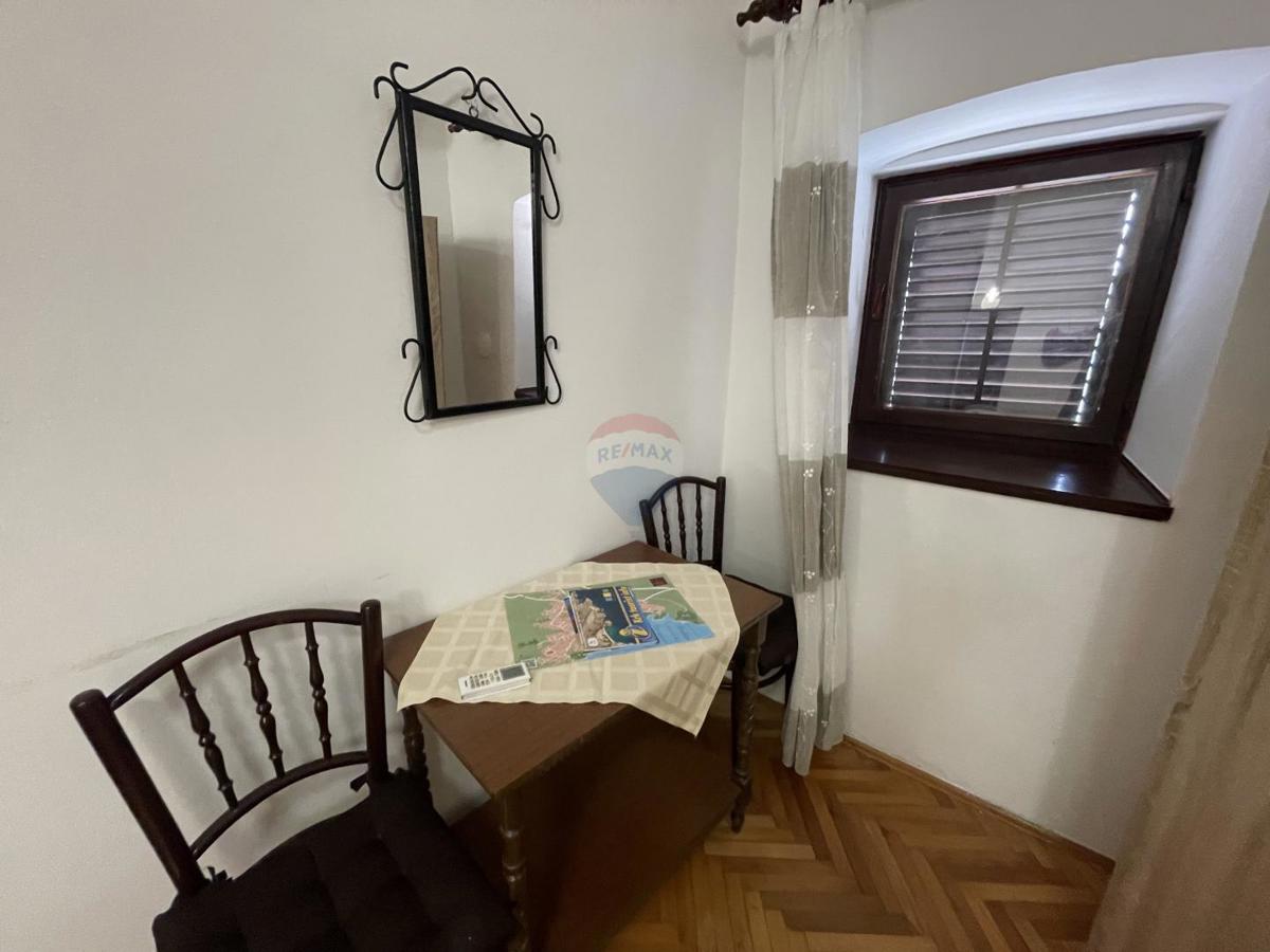 MESTO KRK, stanovanjska stavba s 7 garsonjerami, 50 m od morja