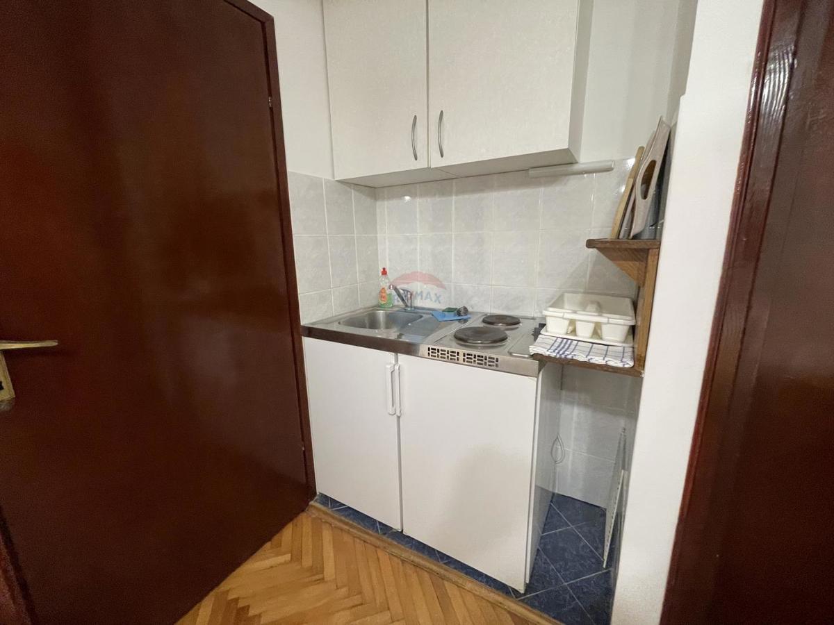 MESTO KRK, stanovanjska stavba s 7 garsonjerami, 50 m od morja