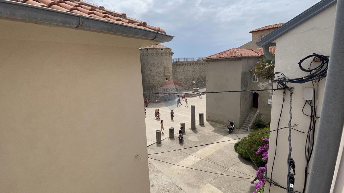 MESTO KRK, stanovanjska stavba s 7 garsonjerami, 50 m od morja