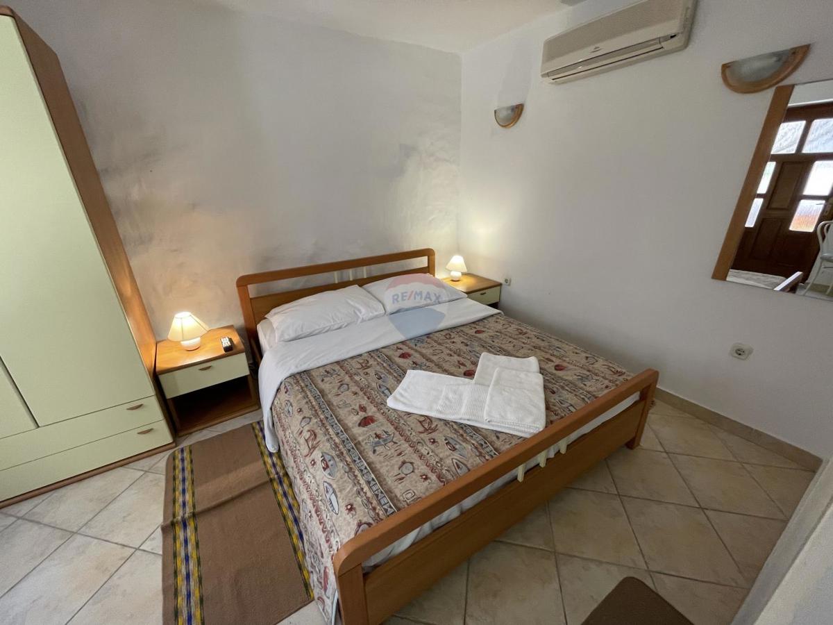 MESTO KRK, stanovanjska stavba s 7 garsonjerami, 50 m od morja