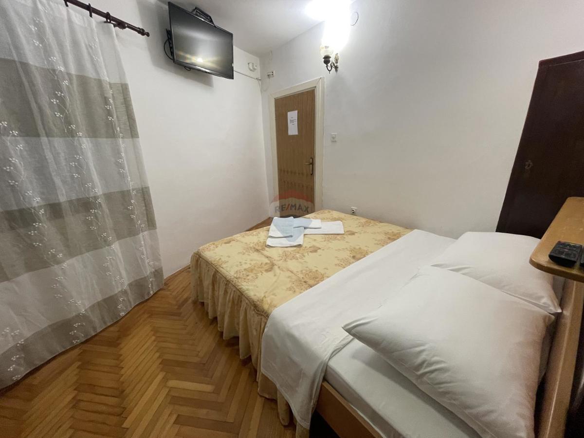 MESTO KRK, stanovanjska stavba s 7 garsonjerami, 50 m od morja