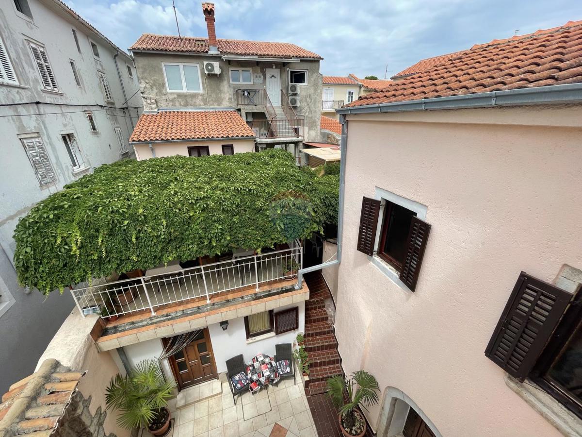MESTO KRK, stanovanjska stavba s 7 garsonjerami, 50 m od morja