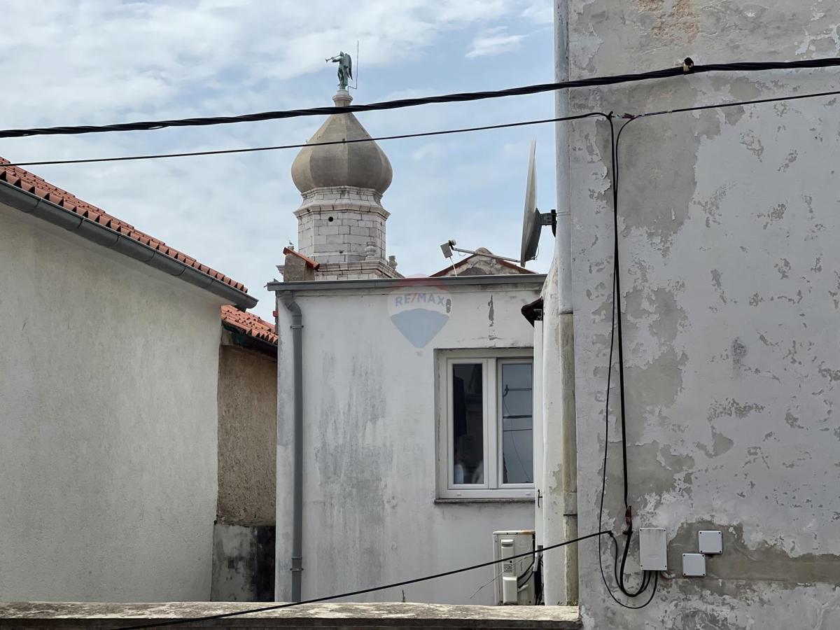 MESTO KRK, stanovanjska stavba s 7 garsonjerami, 50 m od morja