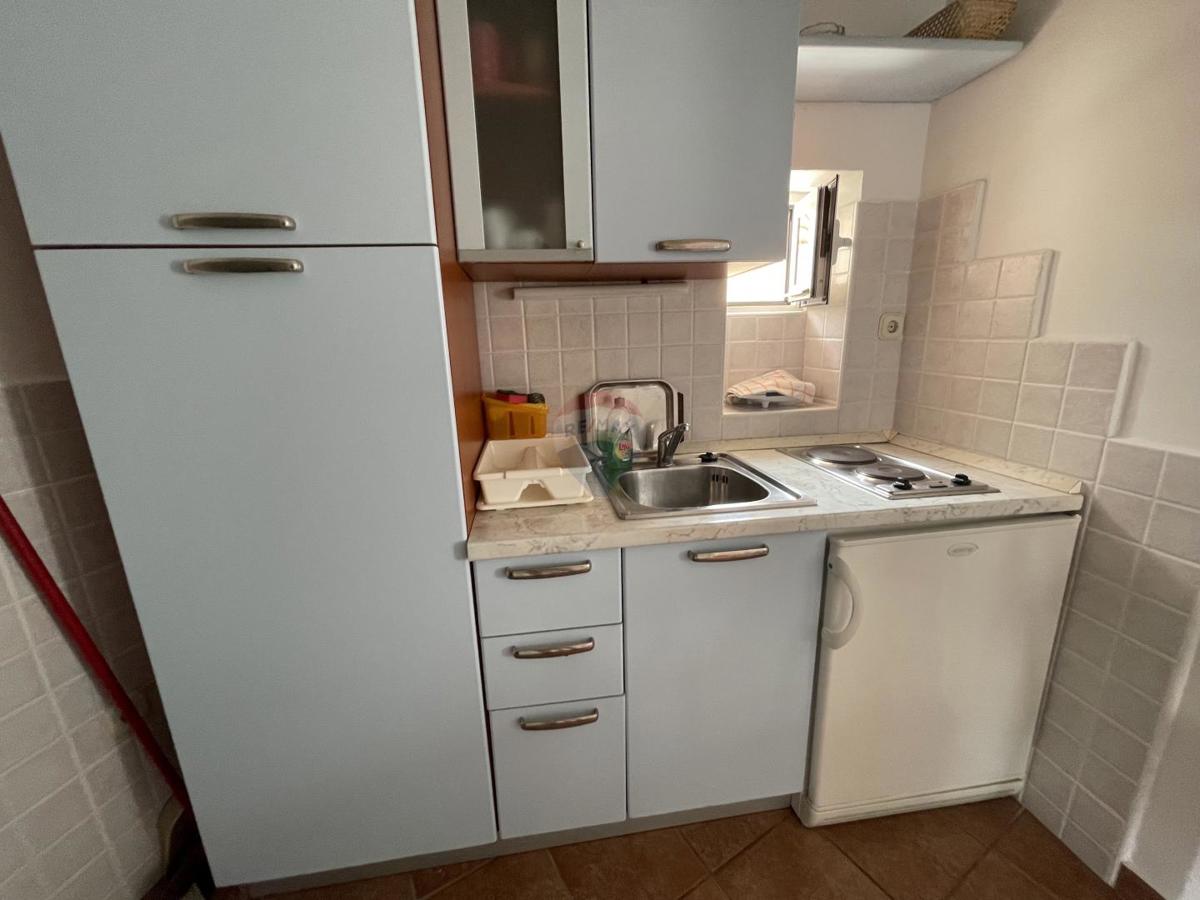 MESTO KRK, stanovanjska stavba s 7 garsonjerami, 50 m od morja