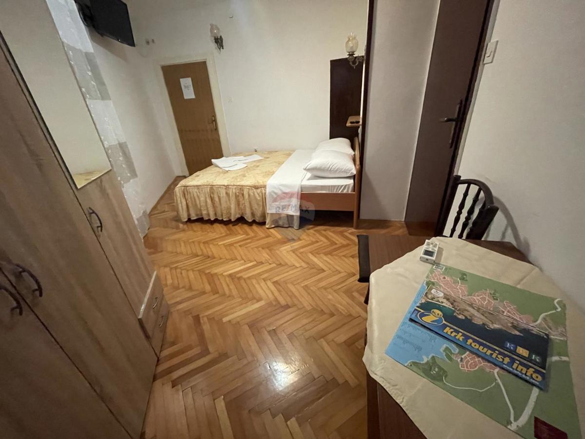 MESTO KRK, stanovanjska stavba s 7 garsonjerami, 50 m od morja