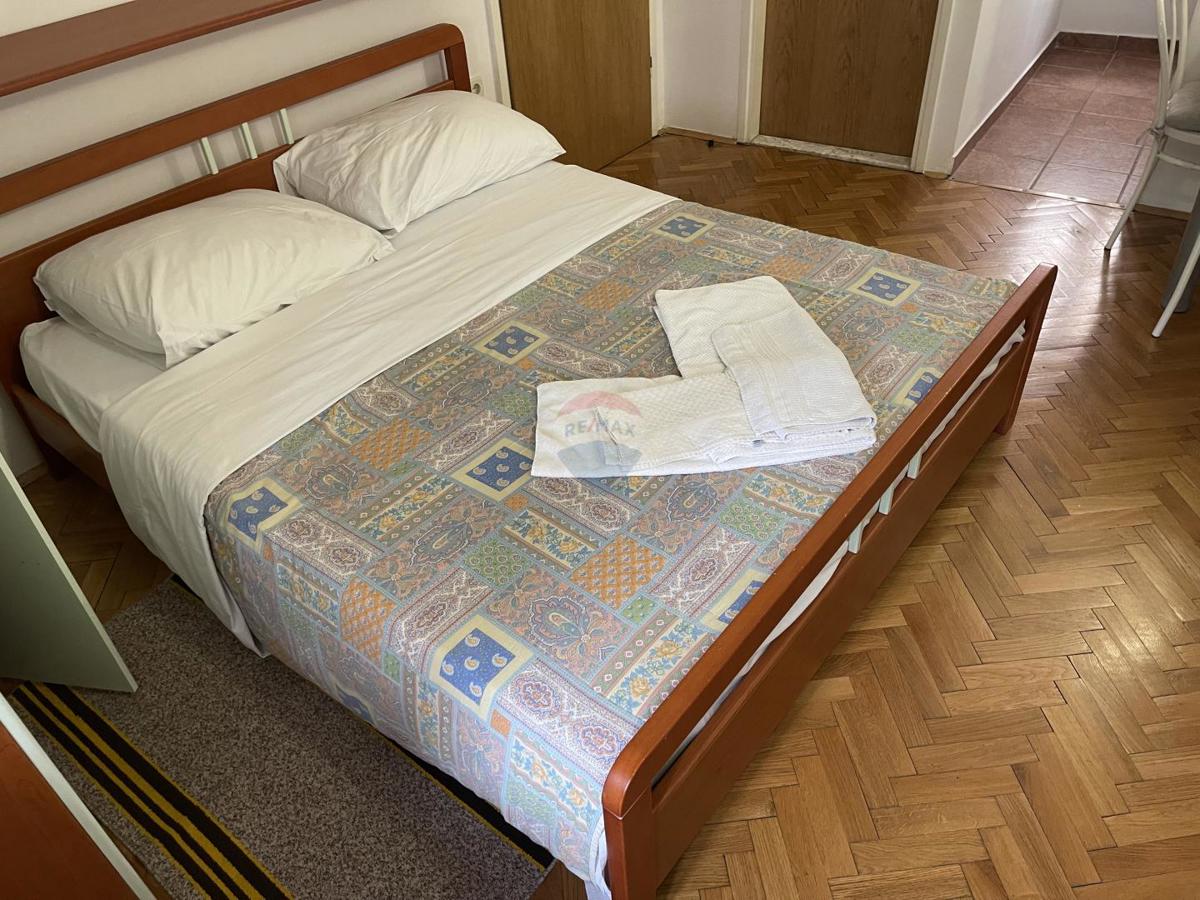 MESTO KRK, stanovanjska stavba s 7 garsonjerami, 50 m od morja