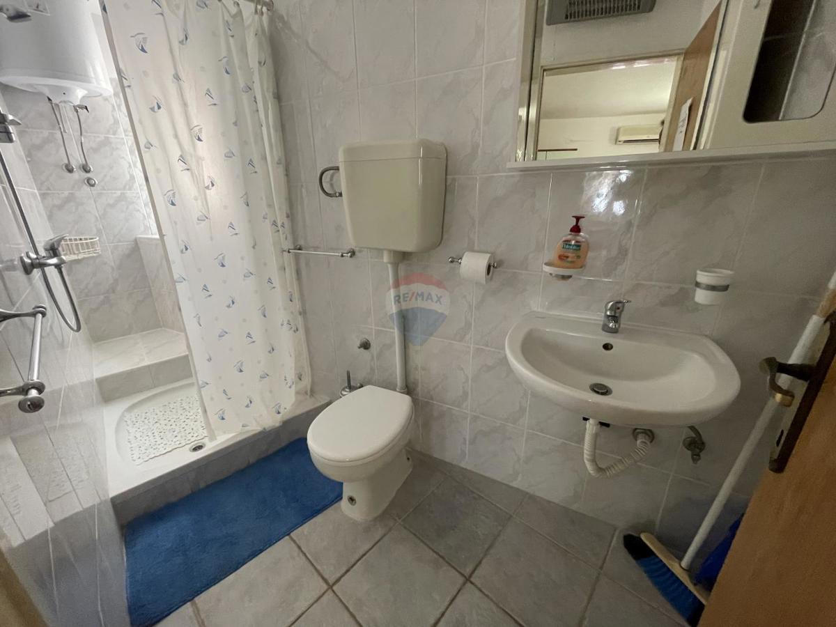 MESTO KRK, stanovanjska stavba s 7 garsonjerami, 50 m od morja