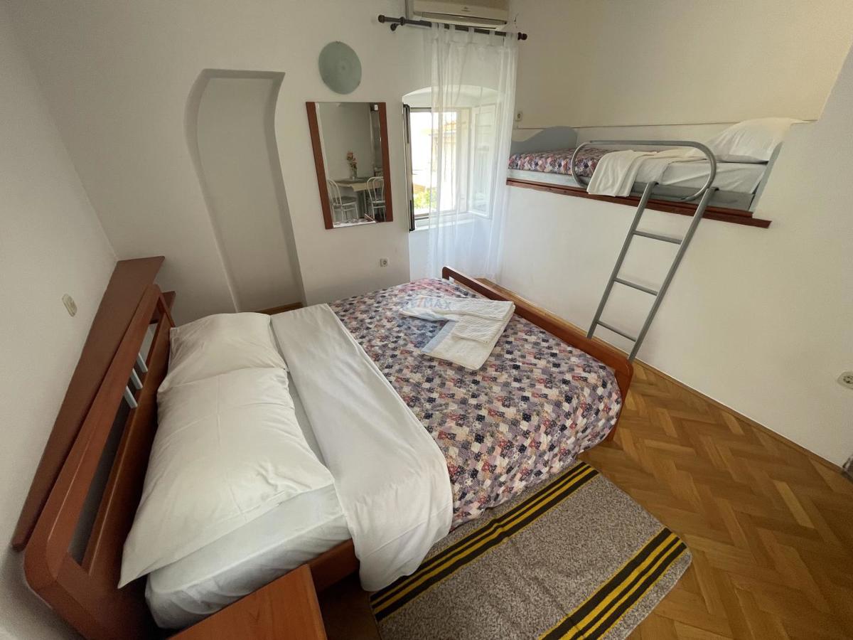 MESTO KRK, stanovanjska stavba s 7 garsonjerami, 50 m od morja