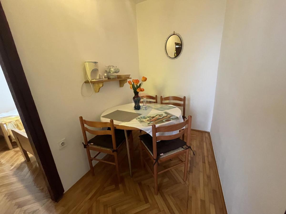 MESTO KRK, stanovanjska stavba s 7 garsonjerami, 50 m od morja