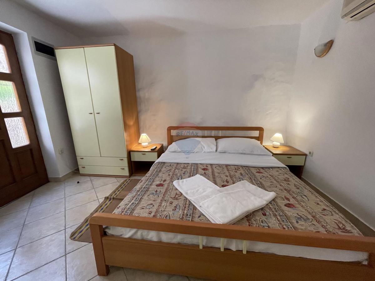 MESTO KRK, stanovanjska stavba s 7 garsonjerami, 50 m od morja