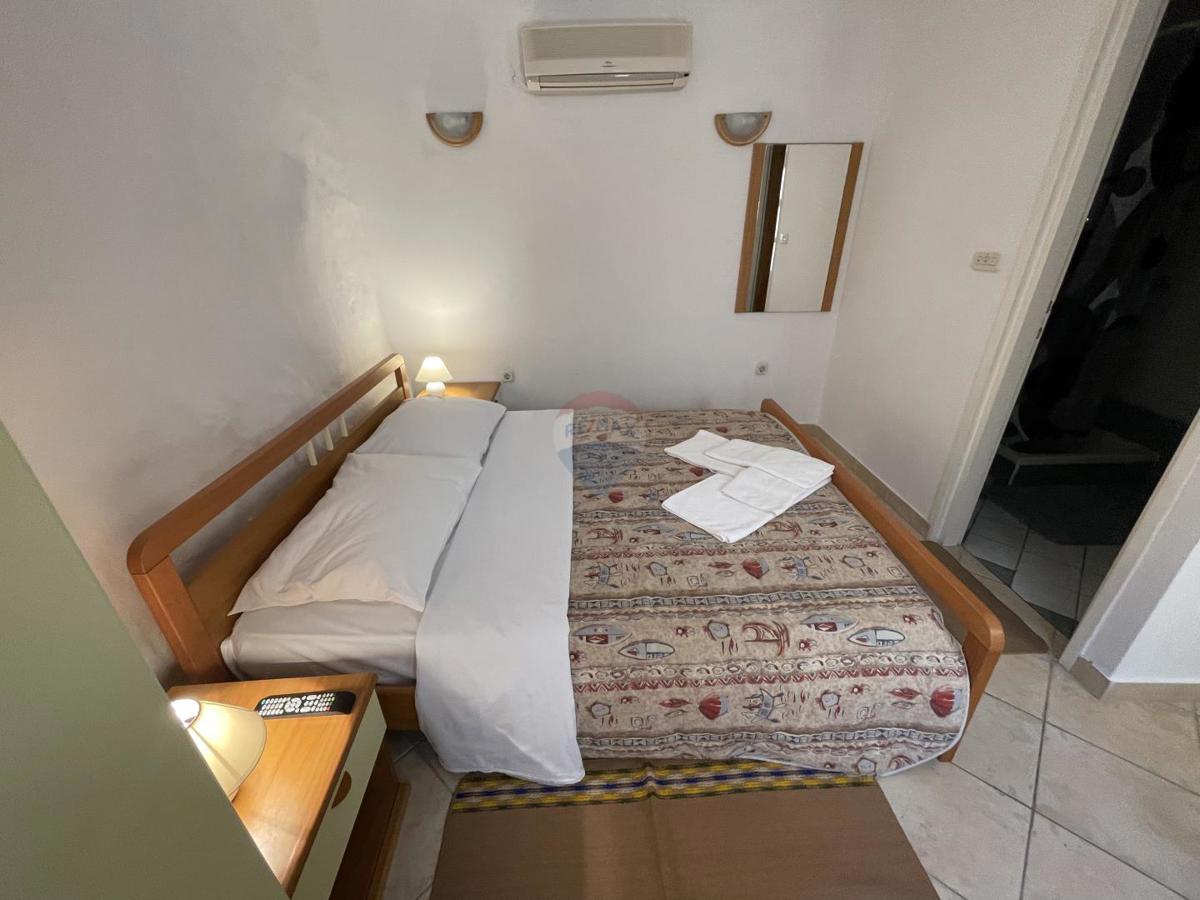 MESTO KRK, stanovanjska stavba s 7 garsonjerami, 50 m od morja