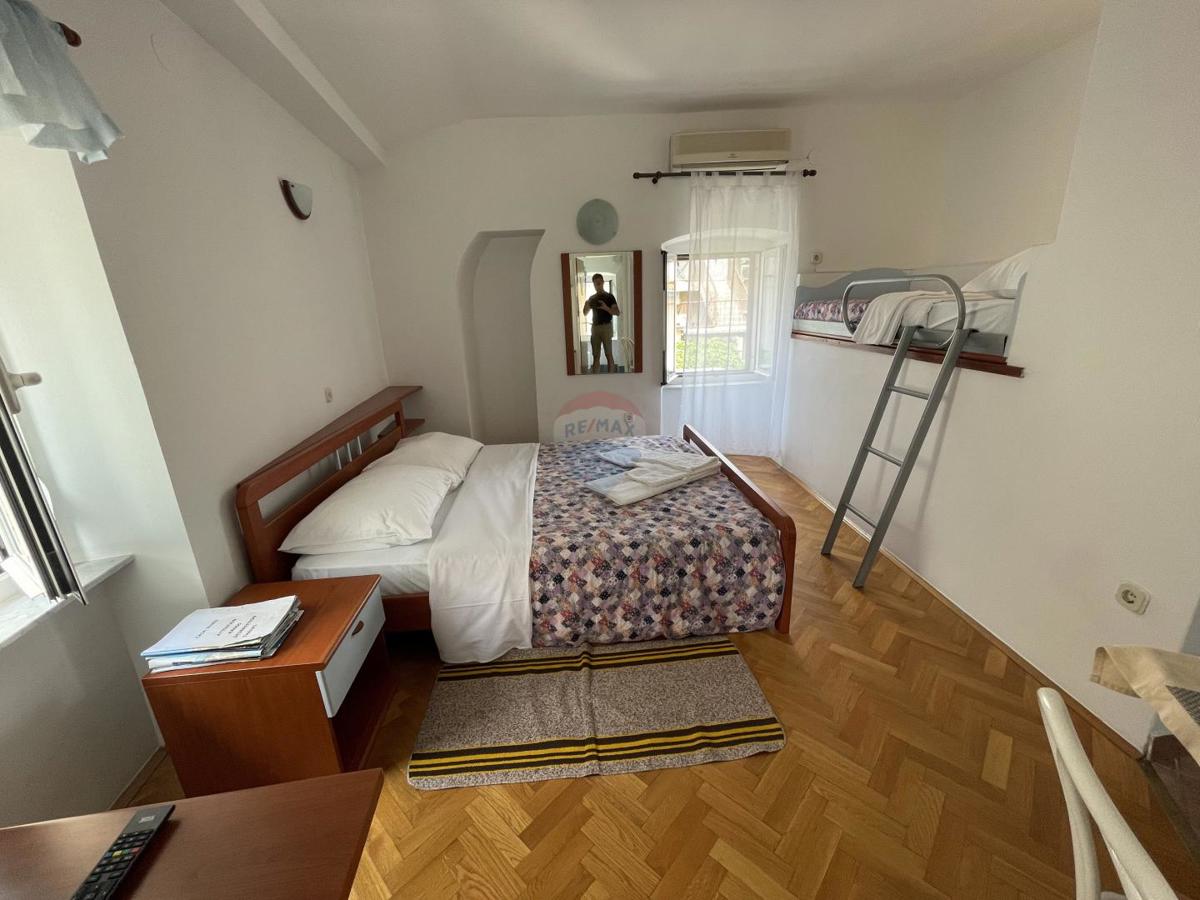 MESTO KRK, stanovanjska stavba s 7 garsonjerami, 50 m od morja