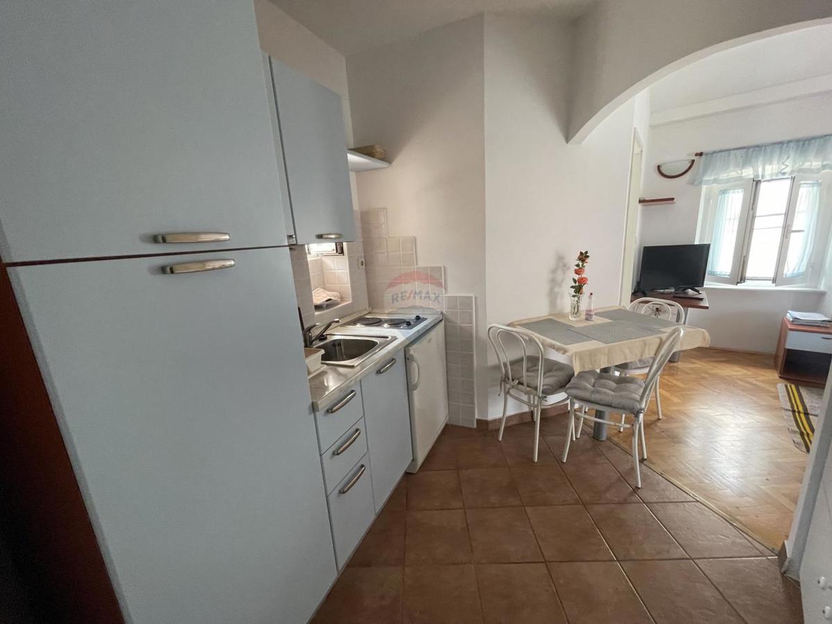 MESTO KRK, stanovanjska stavba s 7 garsonjerami, 50 m od morja