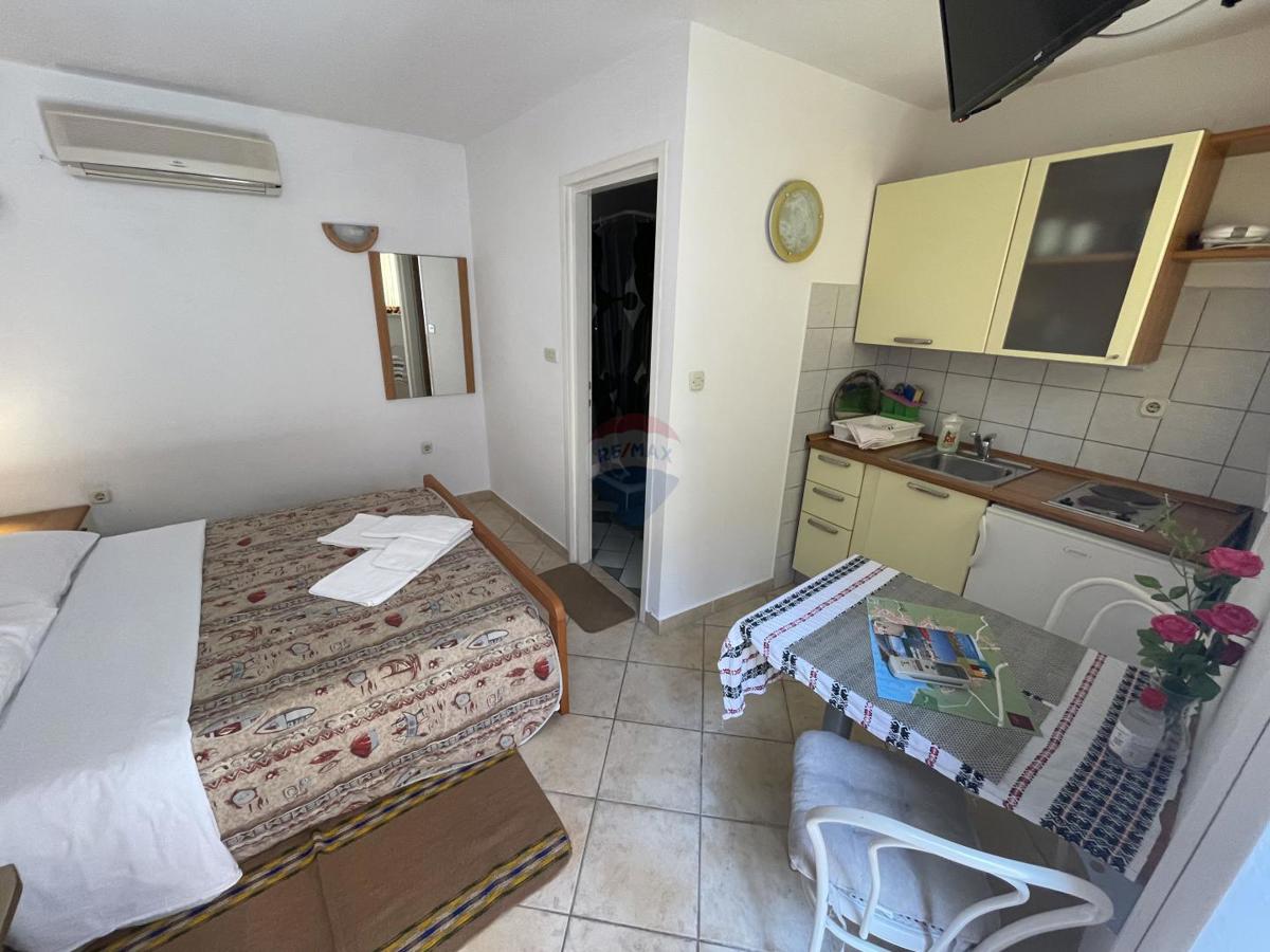 MESTO KRK, stanovanjska stavba s 7 garsonjerami, 50 m od morja