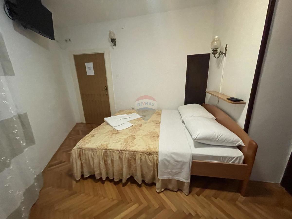 MESTO KRK, stanovanjska stavba s 7 garsonjerami, 50 m od morja