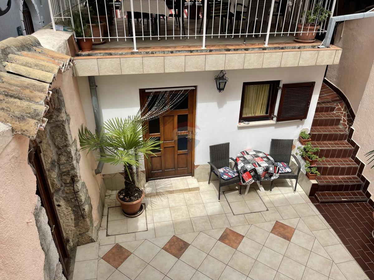 MESTO KRK, stanovanjska stavba s 7 garsonjerami, 50 m od morja