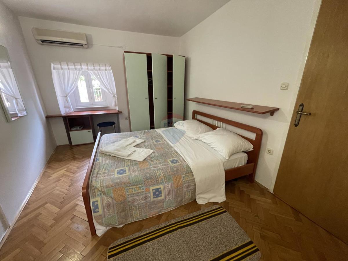 MESTO KRK, stanovanjska stavba s 7 garsonjerami, 50 m od morja