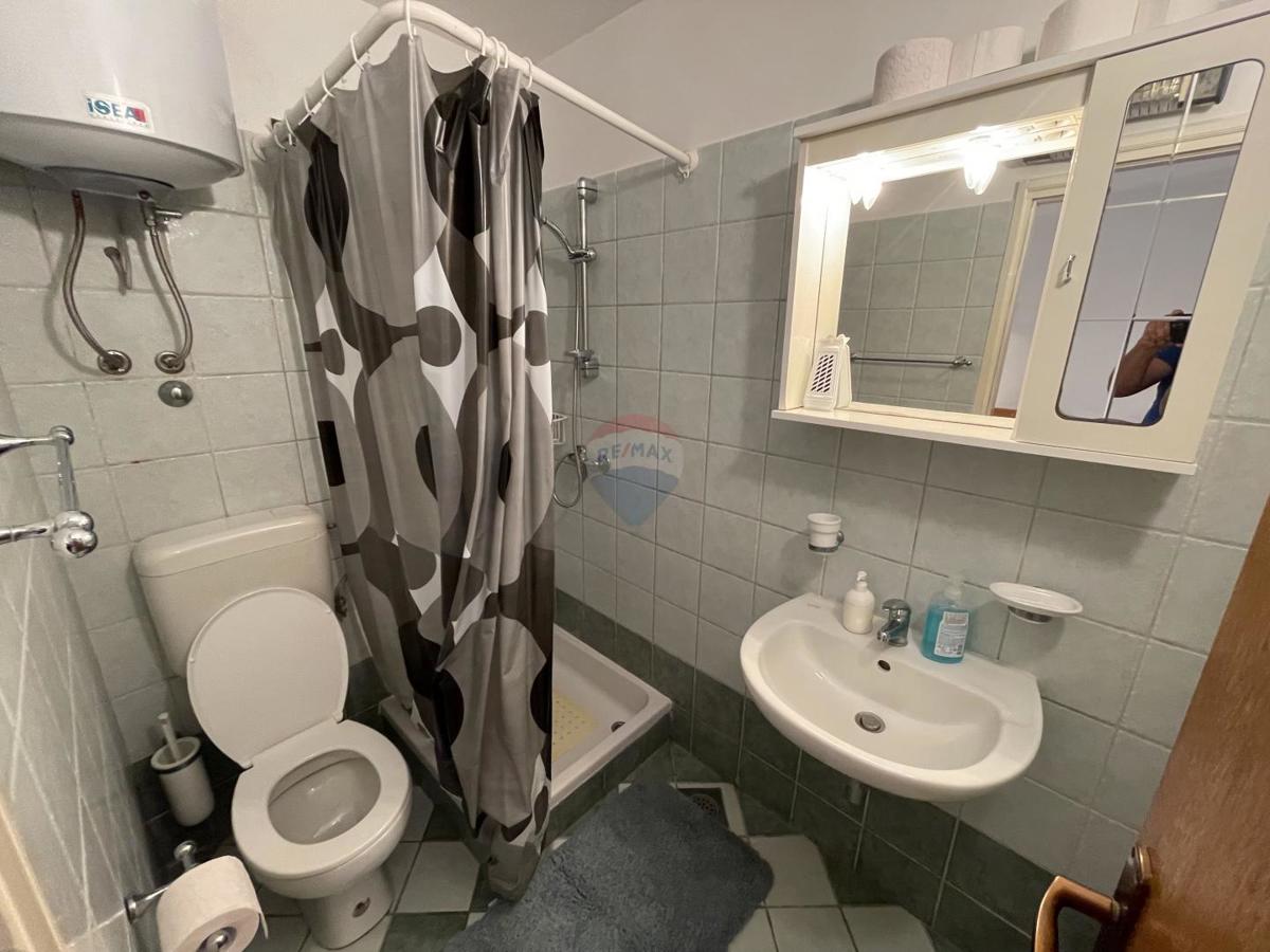 MESTO KRK, stanovanjska stavba s 7 garsonjerami, 50 m od morja