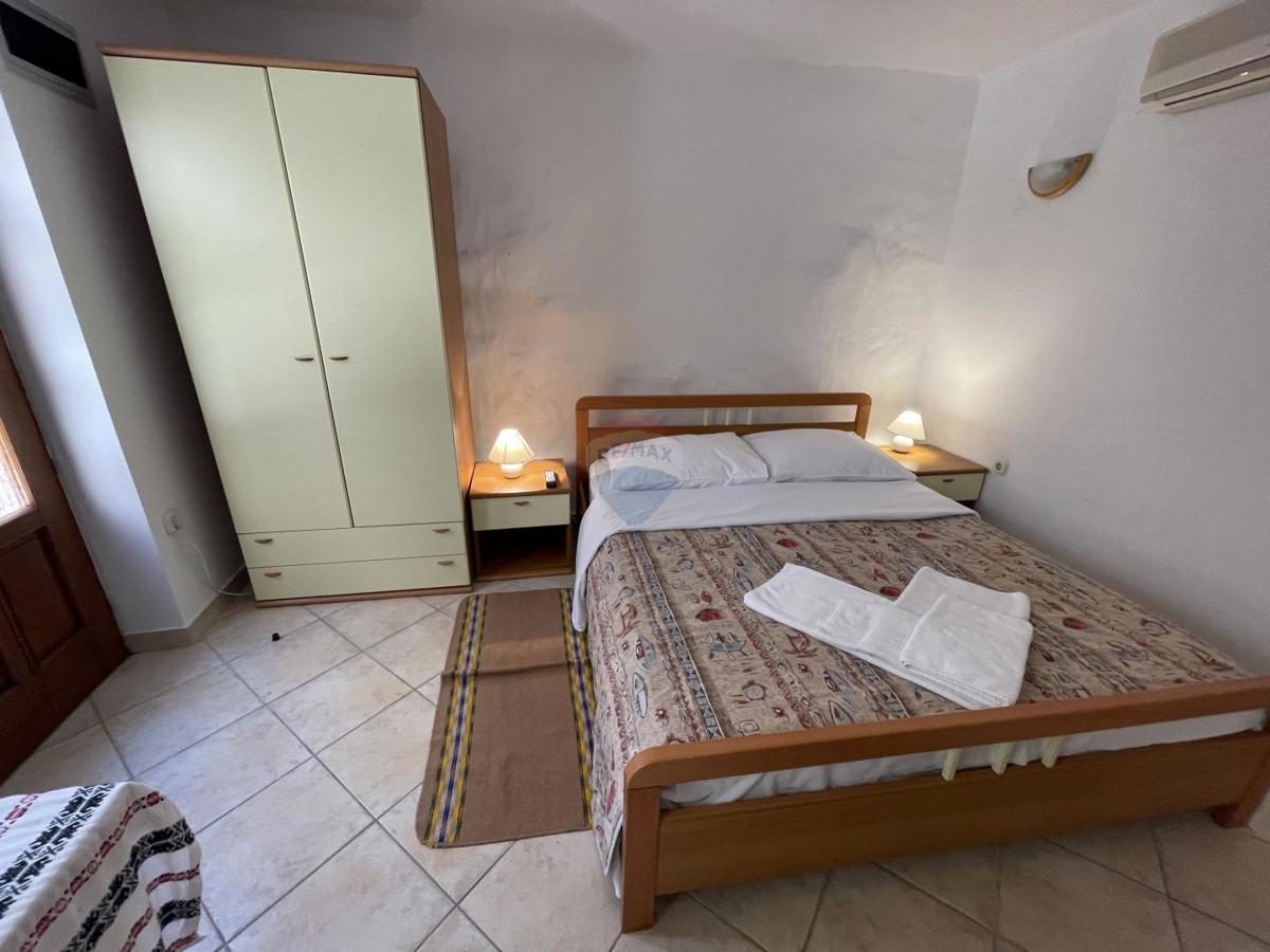 MESTO KRK, stanovanjska stavba s 7 garsonjerami, 50 m od morja