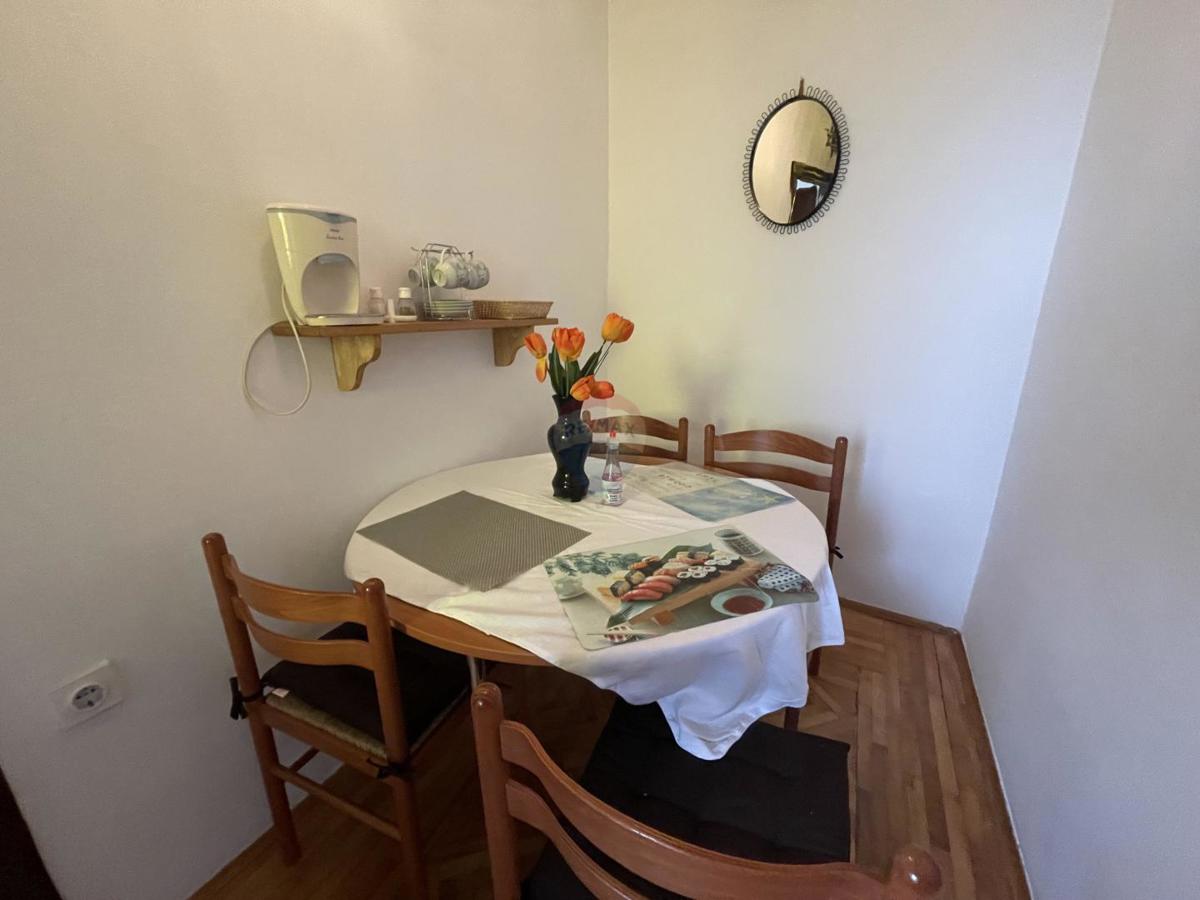 MESTO KRK, stanovanjska stavba s 7 garsonjerami, 50 m od morja