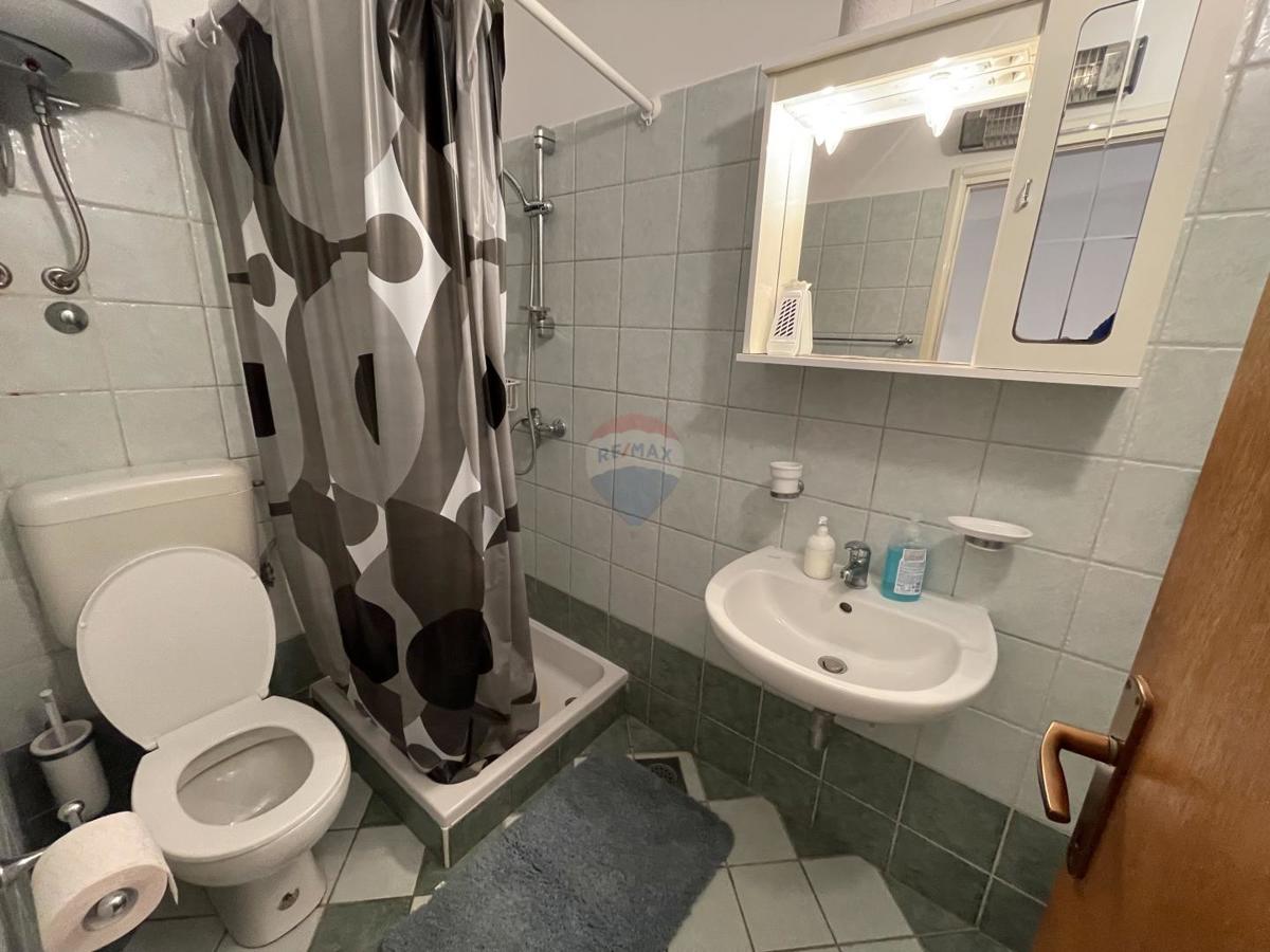 MESTO KRK, stanovanjska stavba s 7 garsonjerami, 50 m od morja