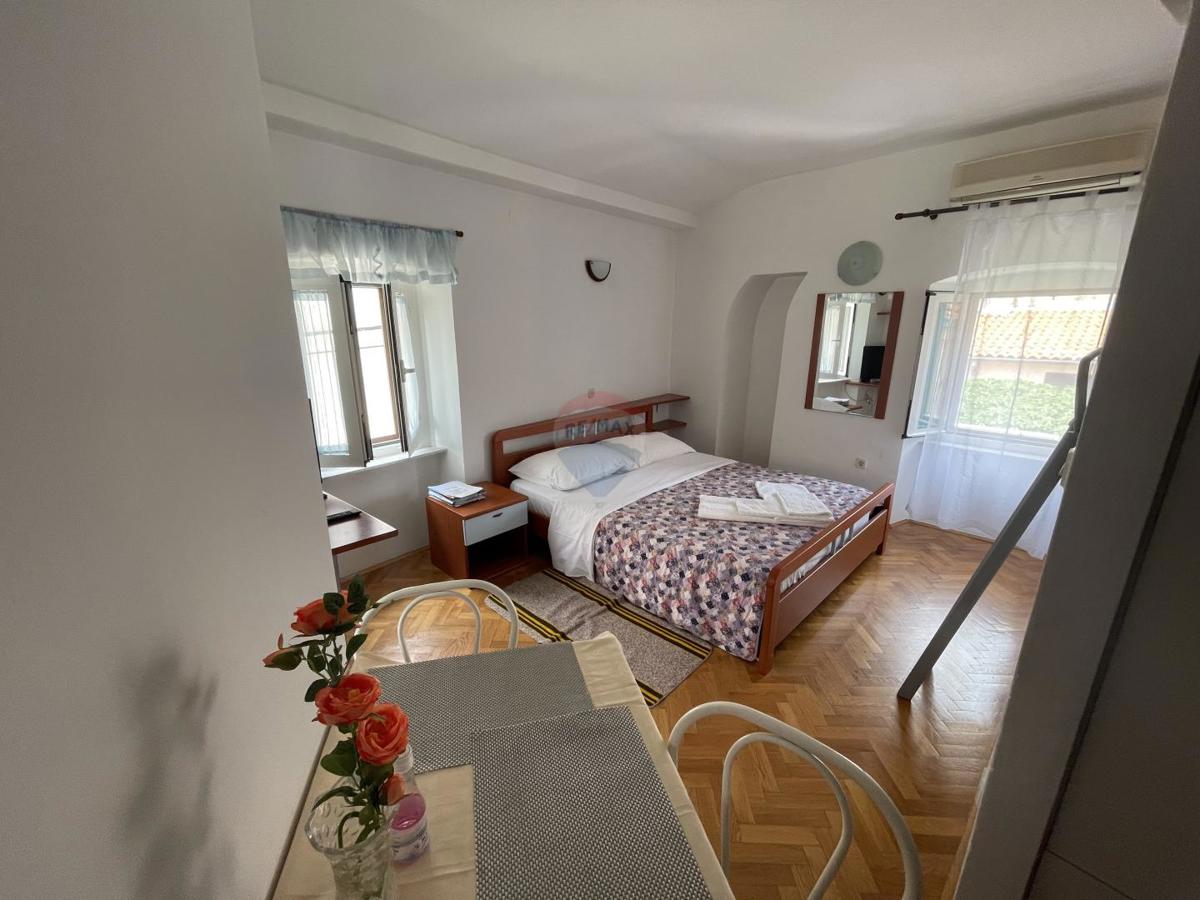 MESTO KRK, stanovanjska stavba s 7 garsonjerami, 50 m od morja