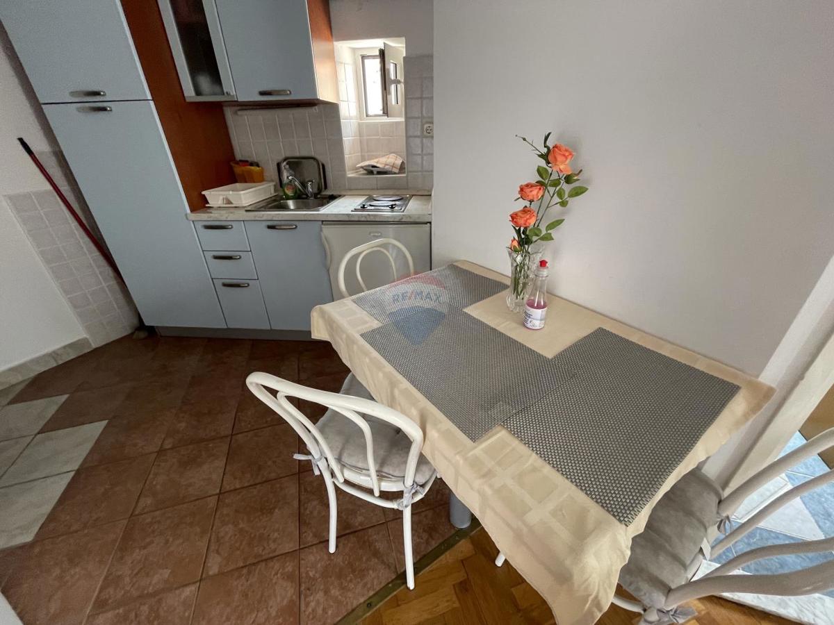 MESTO KRK, stanovanjska stavba s 7 garsonjerami, 50 m od morja
