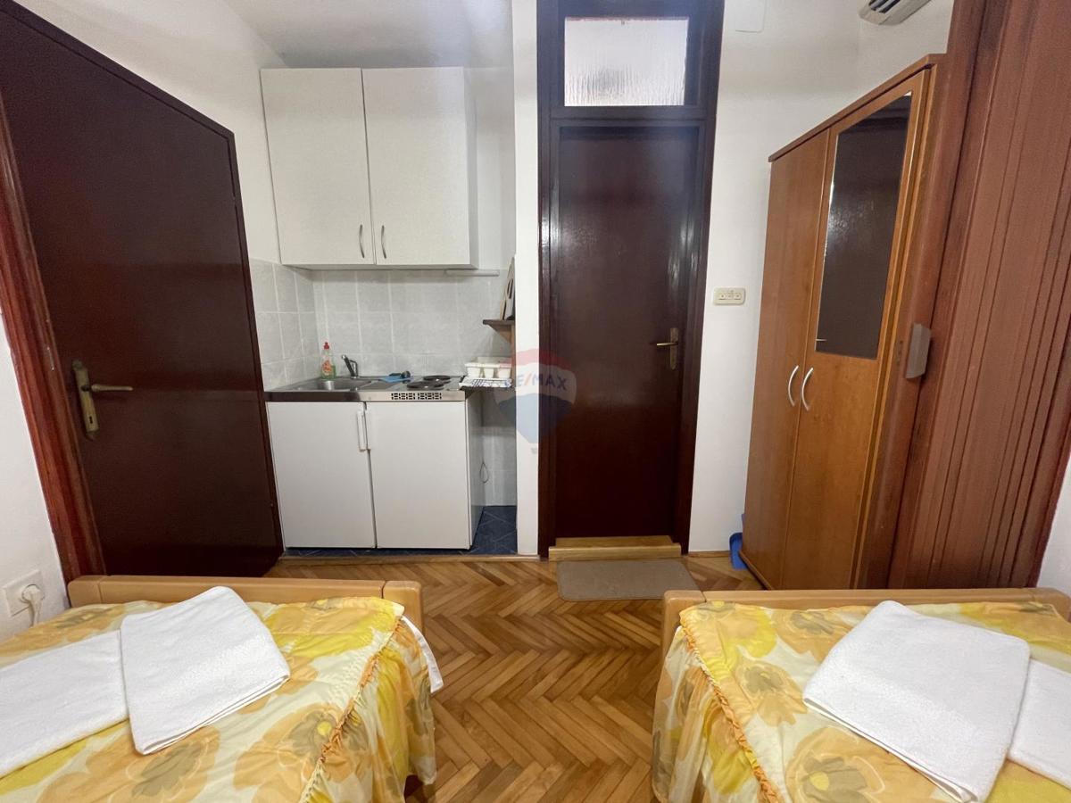 MESTO KRK, stanovanjska stavba s 7 garsonjerami, 50 m od morja