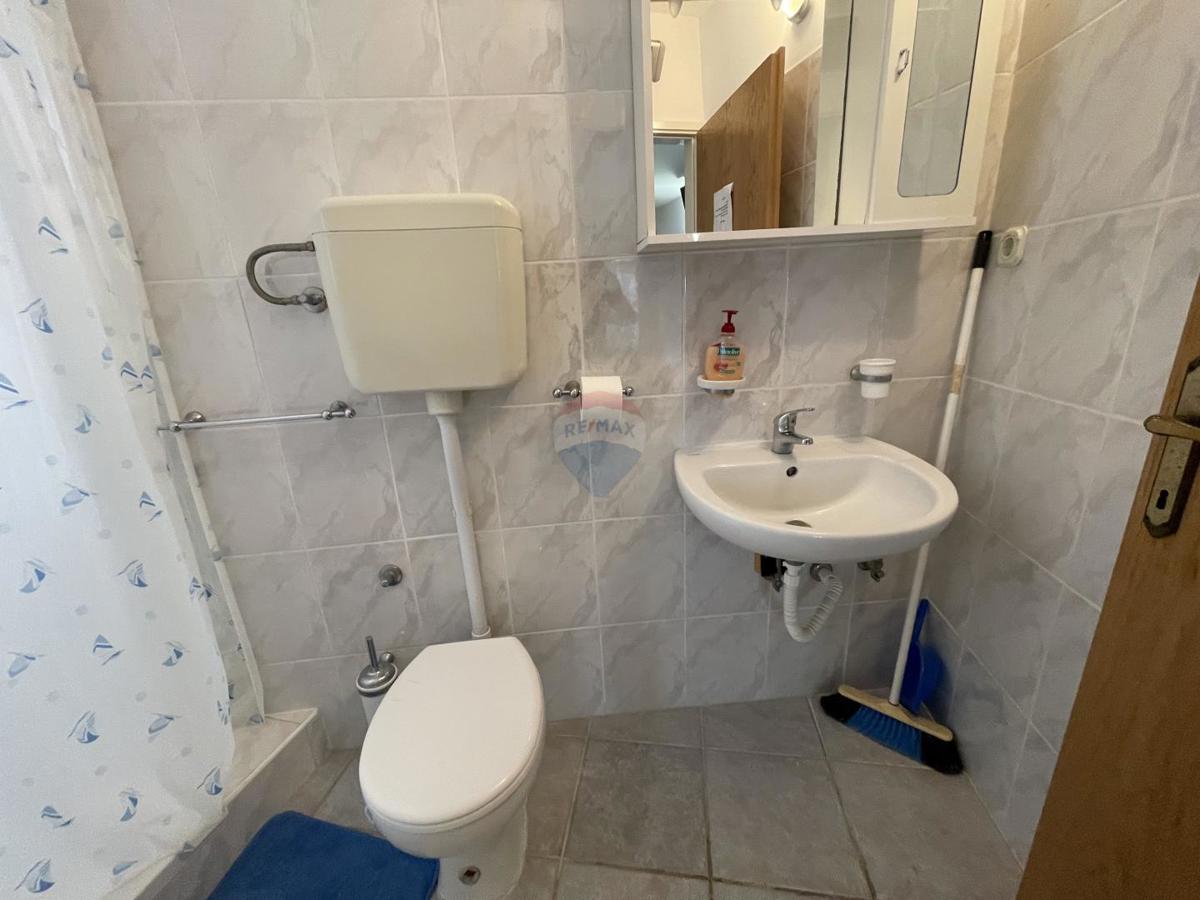MESTO KRK, stanovanjska stavba s 7 garsonjerami, 50 m od morja