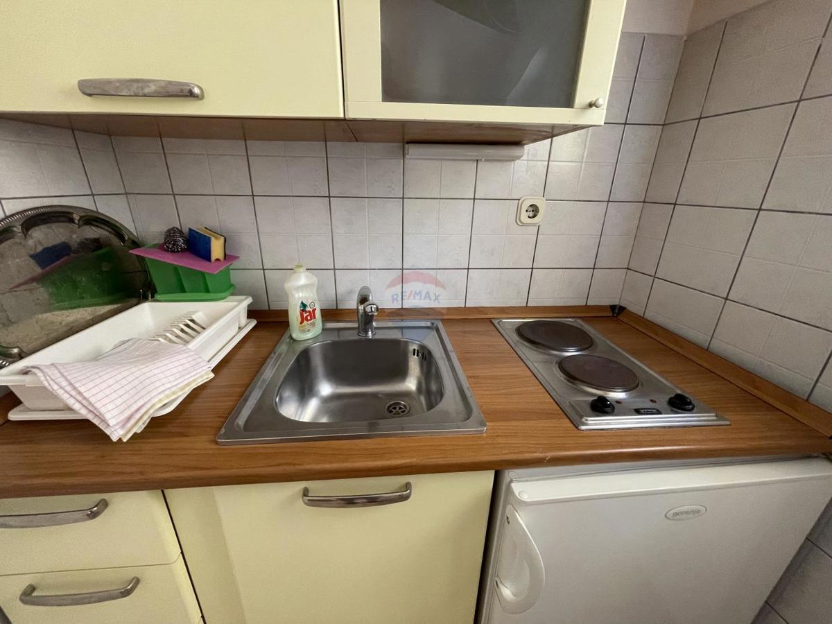 MESTO KRK, stanovanjska stavba s 7 garsonjerami, 50 m od morja